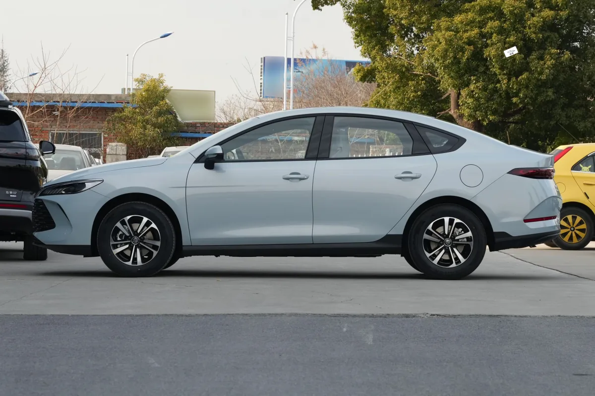 比亚迪 BYD 秦PLUS DM-i 5
